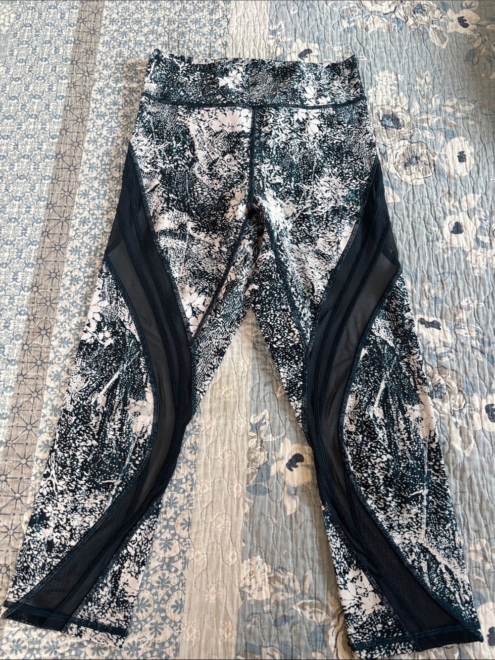 lululemon athletica Navy & White Abstract Mesh-Panel Leggings size 6